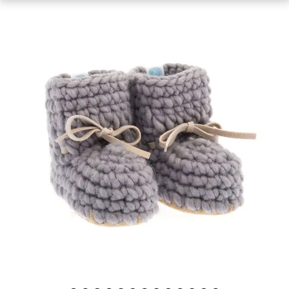 BEBA bean sweater mix booties 6-12 months like new